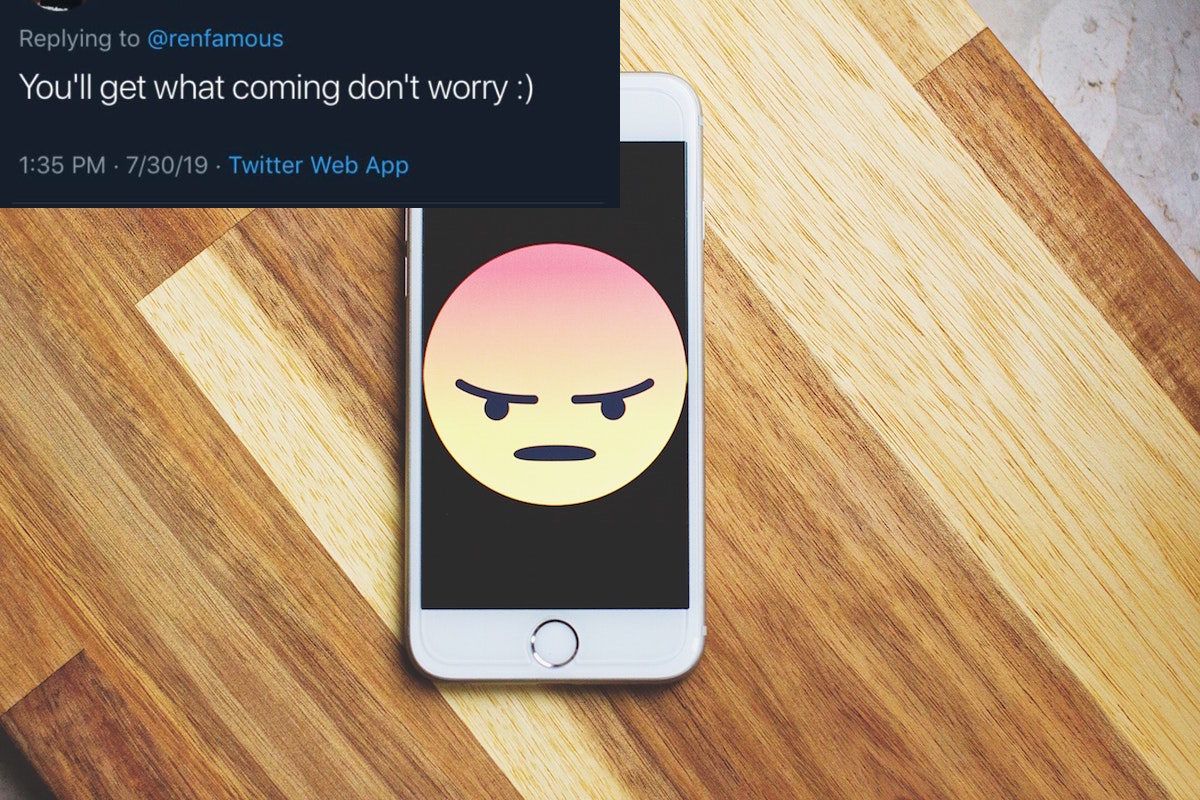 Telefonda tehditkar bir tweet ve kızgın bir emoji.