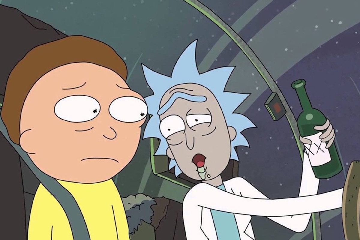 Morty, en el asiento del pasajero de una nave espacial, observa preocupado a un Rick borracho pilotarlo.