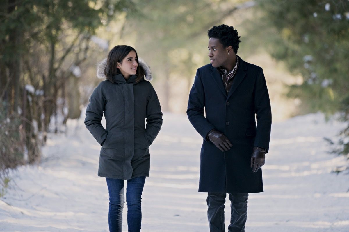 Isabela Merced et Shameik Moore marchent ensemble dans la neige dans Netflix