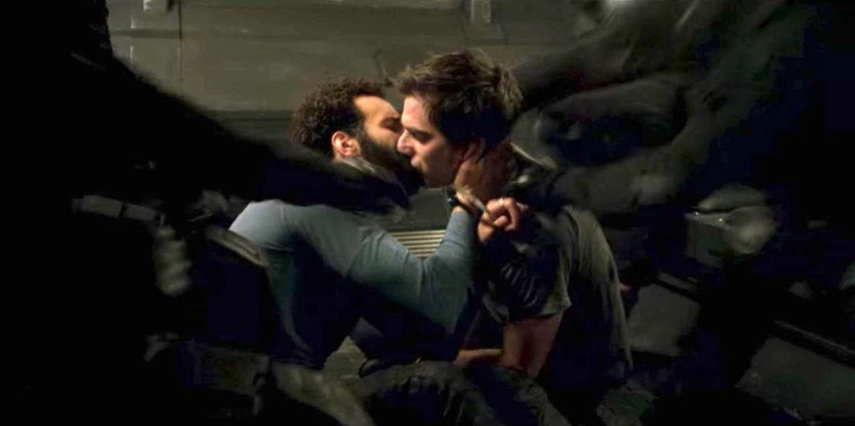 Joe og Nicky kysser i The Old Guard.