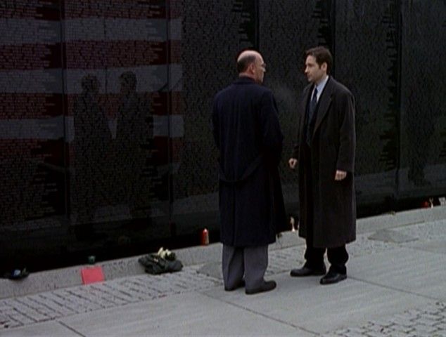 Mulder a Skinner u památníku