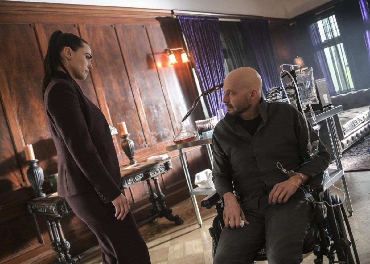 Lena Luthor ve Lex Luthor, The CW'de birbirlerine bakıyorlar