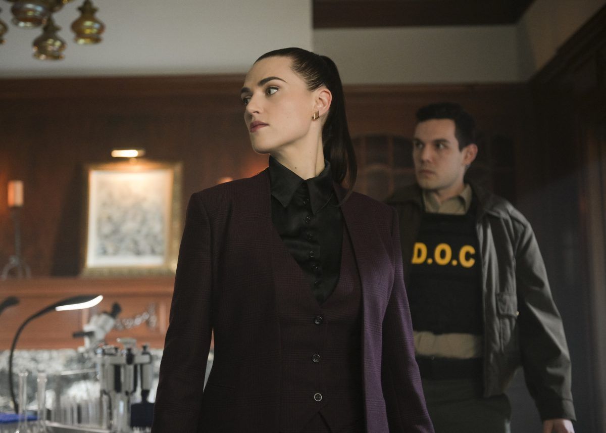 Lena Luthor, The CW'de mor bir takım giyiyor