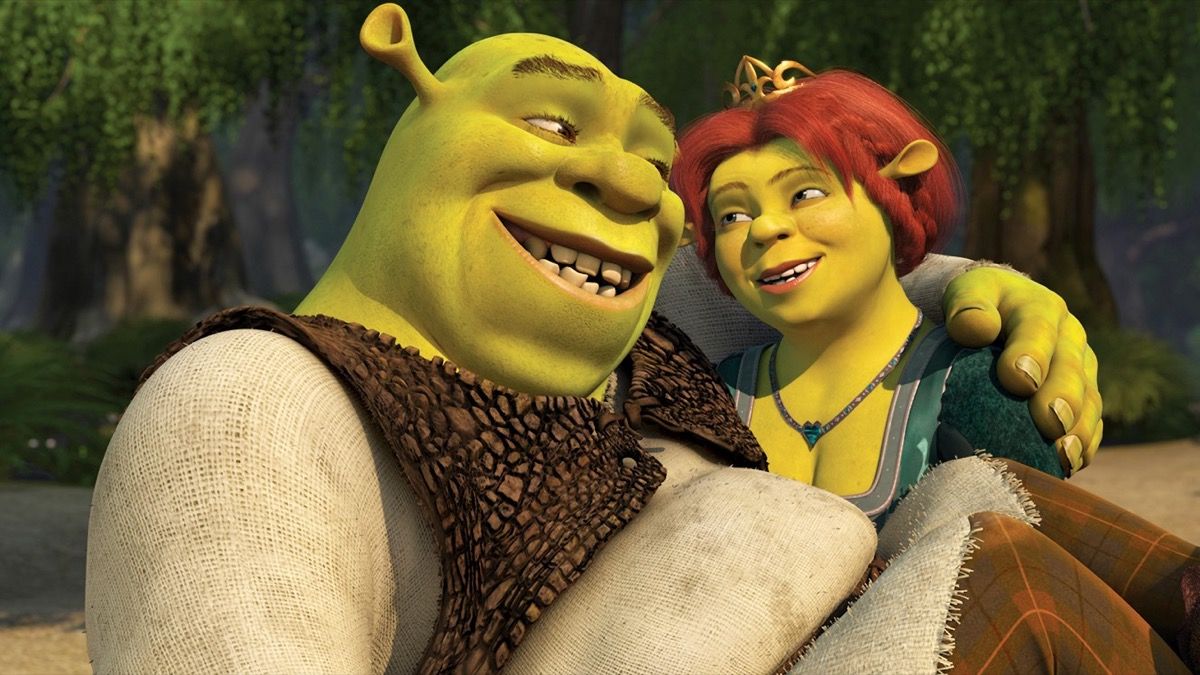 Shrek ve Fiona, Shrek'te kucaklaşırlar.