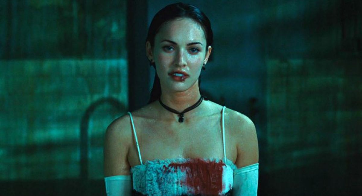 Jennifer (Megan Fox), kült klasiği Jennifer'da başka bir kurbanı öldürmeye hazırlanıyor
