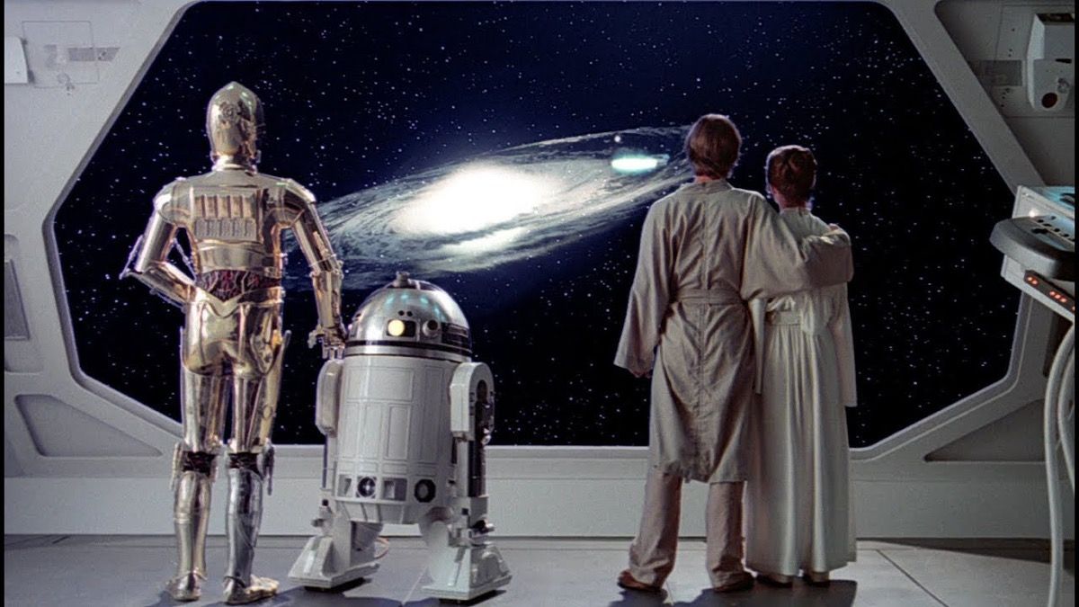Leia, R2-D2 y C-3PO miran hacia el espacio a la flota rebelde en el final de suspenso de Star Wars: El Imperio Contraataca.