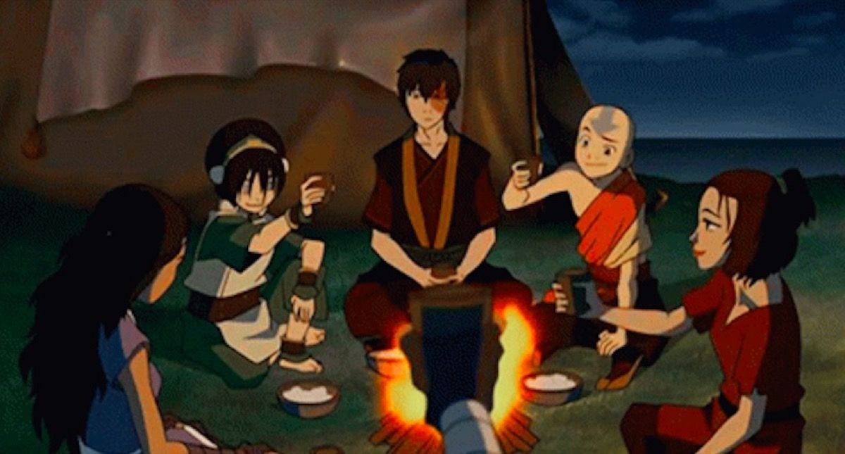 Avatar: The Last Airbender sitter runt en eld.