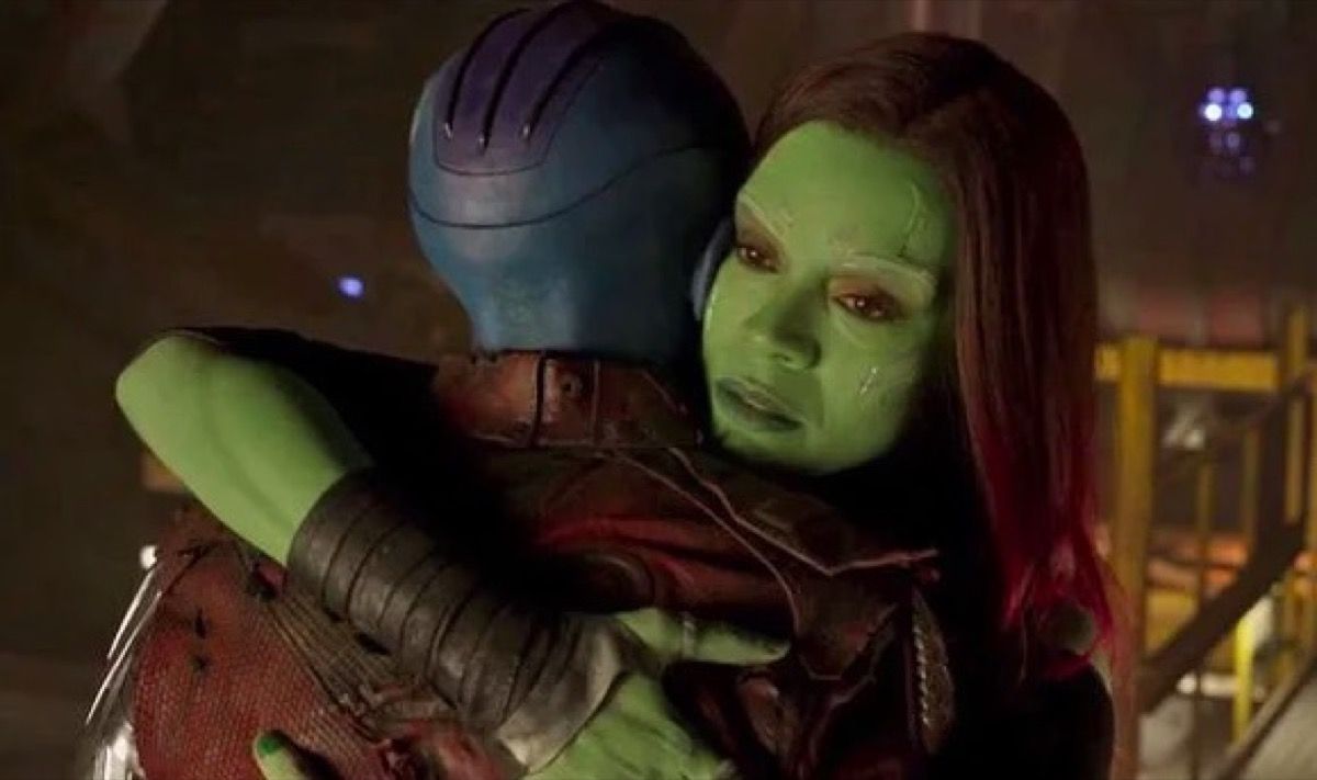 Nebula eta Gamora besarkatzen dira Avengers: Endgame filmean.