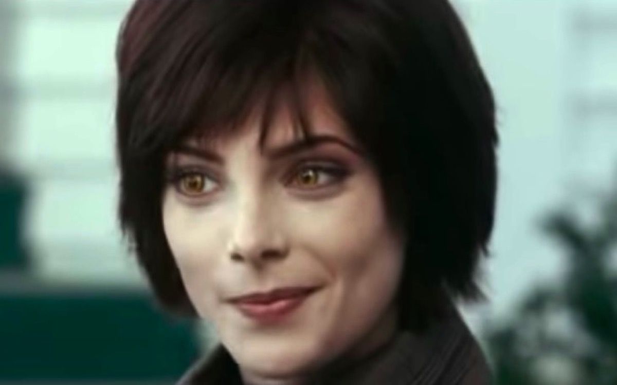 Alice Cullen sonríe con complicidad en Crepúsculo.