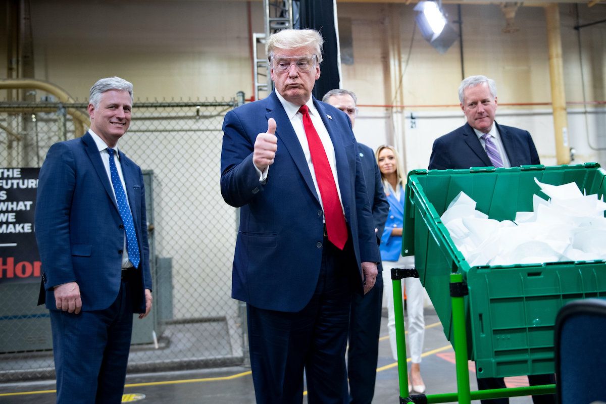 Donald Trump levanta el pulgar mientras recorre una fábrica de Honeywell International Inc. que produce máscaras N95