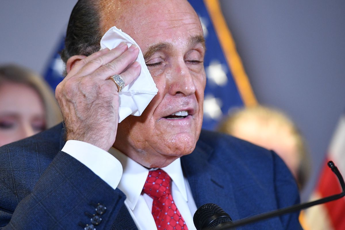 Vos per 30 sekundžių žiūrėkite, kaip Rudy Giuliani demonstruoja, ko nedaryti per COVID (ARBA KITĄ!)
