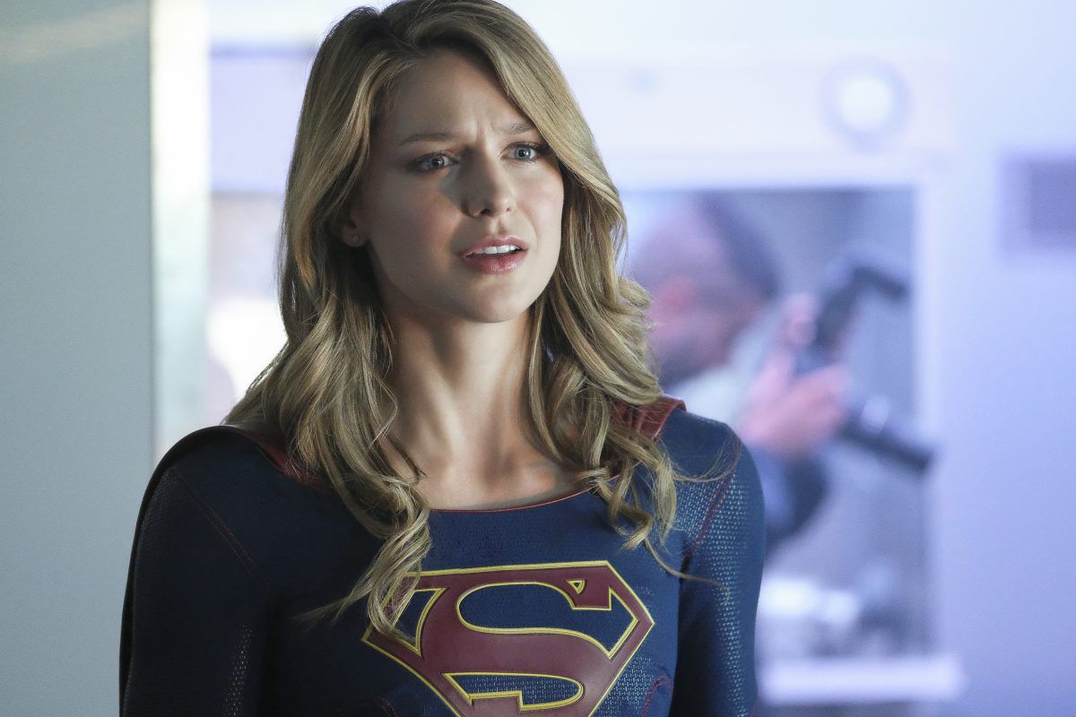 Supergirl dobiva smjelu novu promjenu kostima ... A također i neke šiške za razbijanje