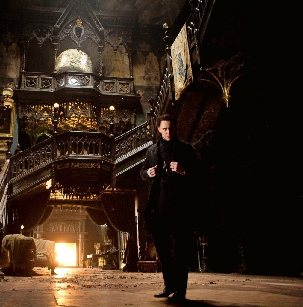 Tom Hiddleston Blares i Unfathomed Gothic Horror Glory i New Crimson Peak Photo