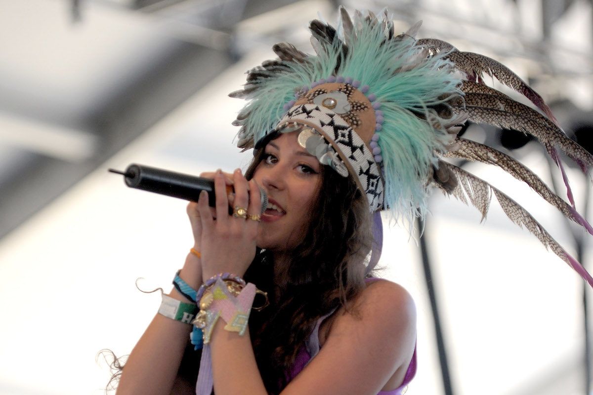 Şarkıcı Eliza Doolittle, Coachella'da gösterişli tüylü bir başlıkla sahne alıyor.