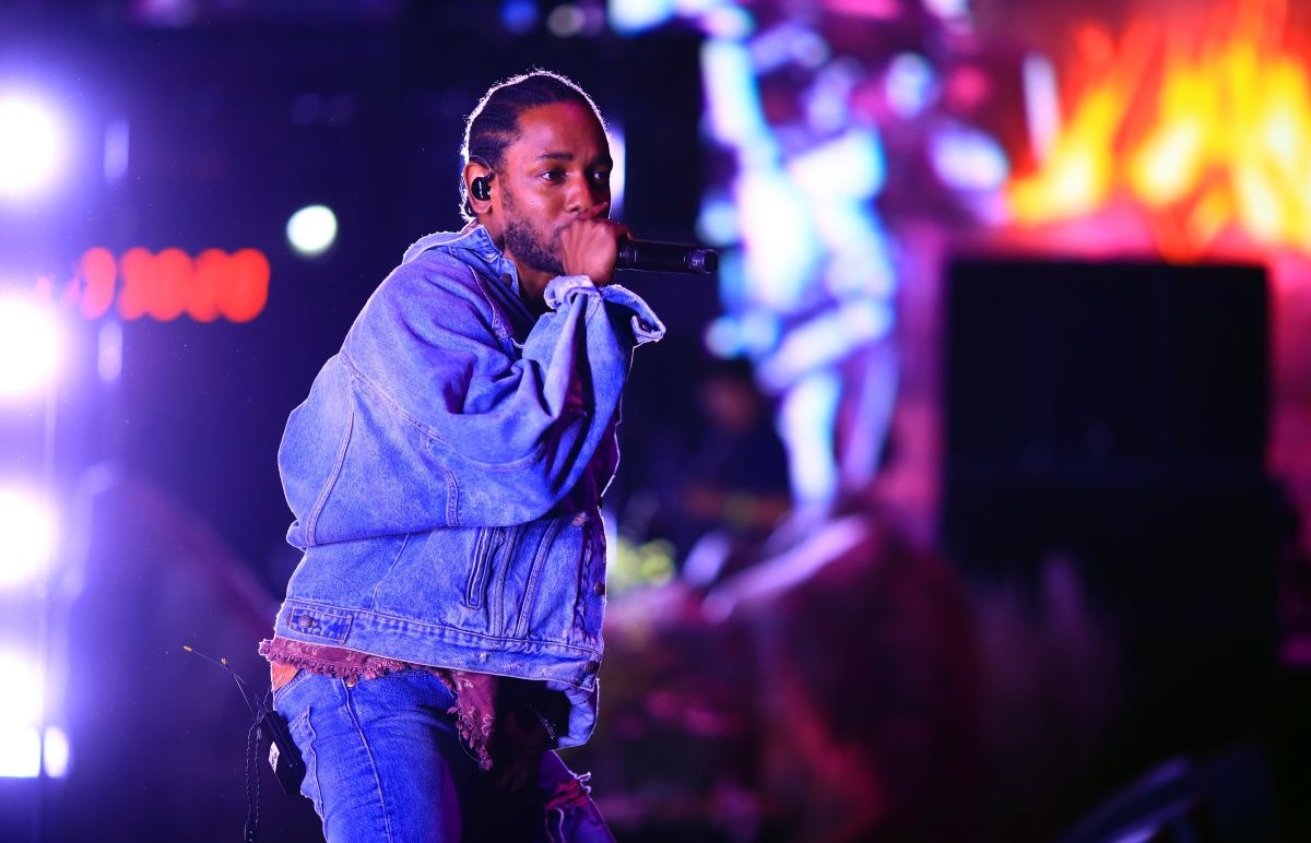 Kendrick Lamar convida White Fan para o palco, ela lança 3 N-bombas, pergunta, eu não sou legal o suficiente para você?