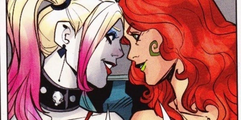 Harley Quinn ve Poison Ivy alınlarına dokunuyor ve sevimli görünüyorlar
