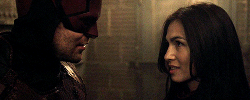 Daredevil dizisinde Elektra ve Matt birbirlerine gülümsüyor