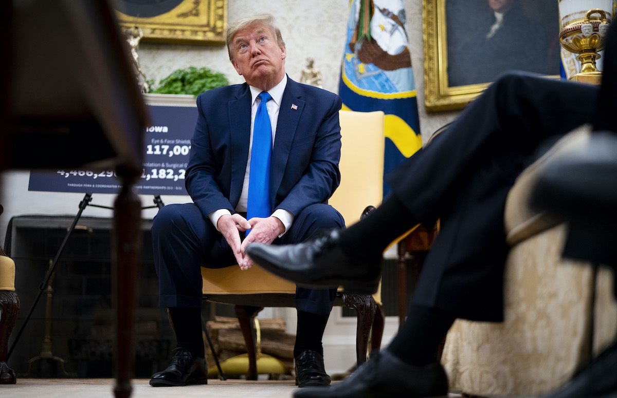 Donald Trump, Oval Ofis toplantısında kafası karışmış görünüyor.