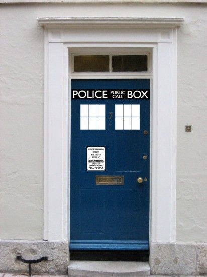 Դարձրեք ձեր առջևի դուռը TARDIS- ի այս վինիլային դուռի դեկալով