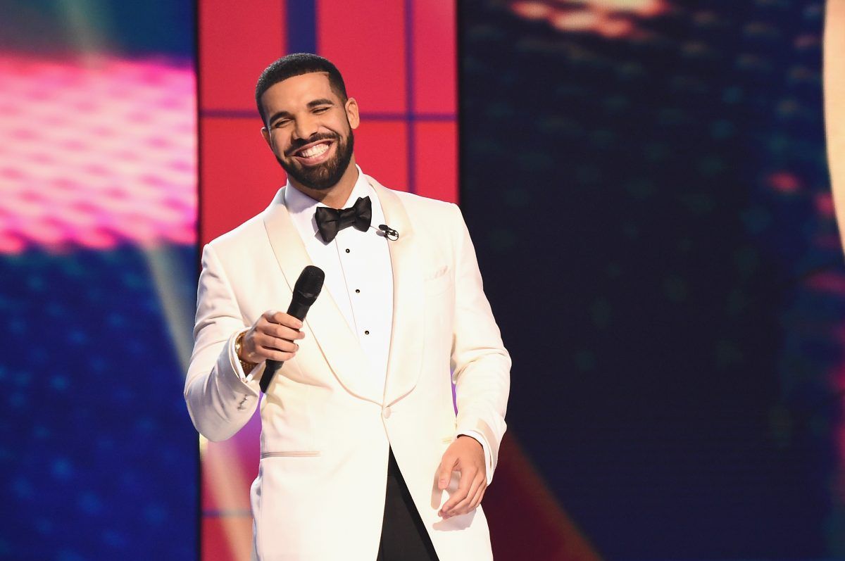 Drake’s I Am Üzürəm Video İnterneti Həmişə İstədiyimiz Degrassi Görüşü ilə əridir