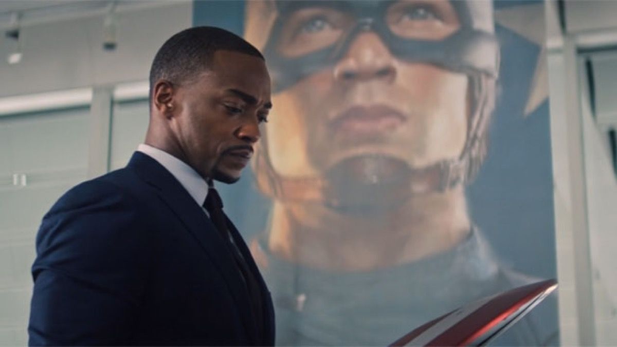 Sam Wilson, Steve Rogers ilə bir pankartın qarşısında duran Captain America Shield-a baxır