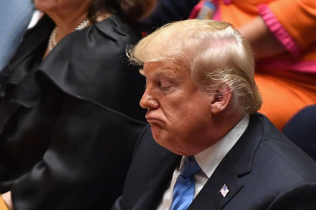 A Fox News nem tudta kezelni a világ vezetőinek nevetését Trumpon, így szerkesztették a lefedettségükből