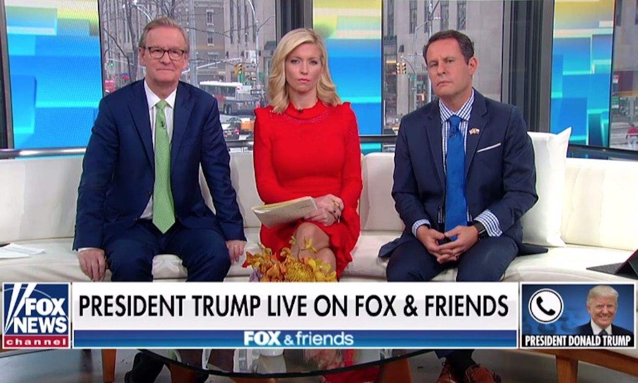 Los anfitriones de Fox & Friends se ven incómodos cuando Trump despotrica por teléfono.