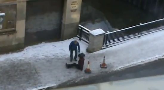 הסרטון הזה של אנשים מחליקים על קרח הוא שמונה דקות של שאדנפרוד טהור