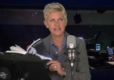 Ellen DeGeneres-ek irakurritako 50 tonu grisen bertsioa erosi nahi genuke, mesedez [Bideoa]