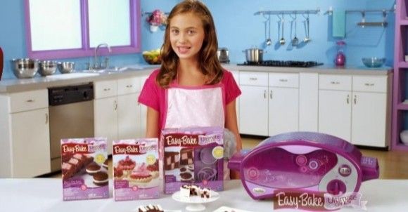 13 éves lány, akinek a kis testvér könnyen süthető sütőt szeretne a karácsonyi petícióhoz Hasbro egy nemi semleges változatért