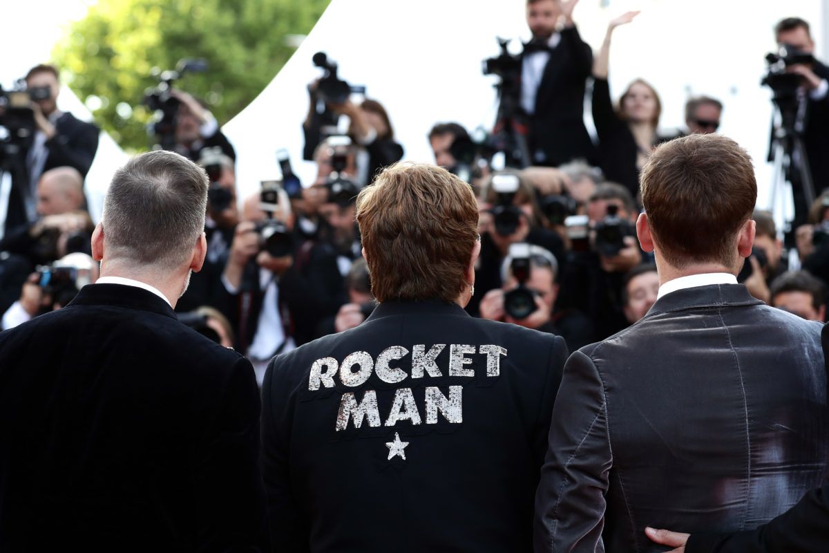 Elton John con chaqueta Rocket Man en el estreno de la película de Cannes Rocketman.