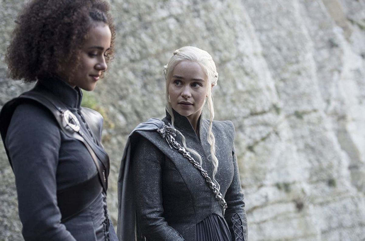 Westeros kraliçası Emilia Clarke yoldaş kraliça Nathalie Emmanuel-i yerində olan seksist şərhlərindən müdafiə etdi