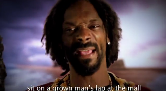 Snoop Dogg играе Мойсей, поема Дядо Коледа в последната епична рап битка