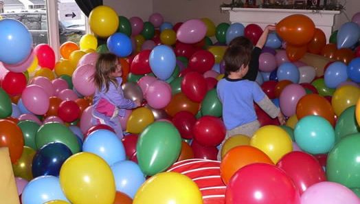 La Unió Europea prohibeix la diversió: els nens menors de vuit anys no estan autoritzats a volar globus