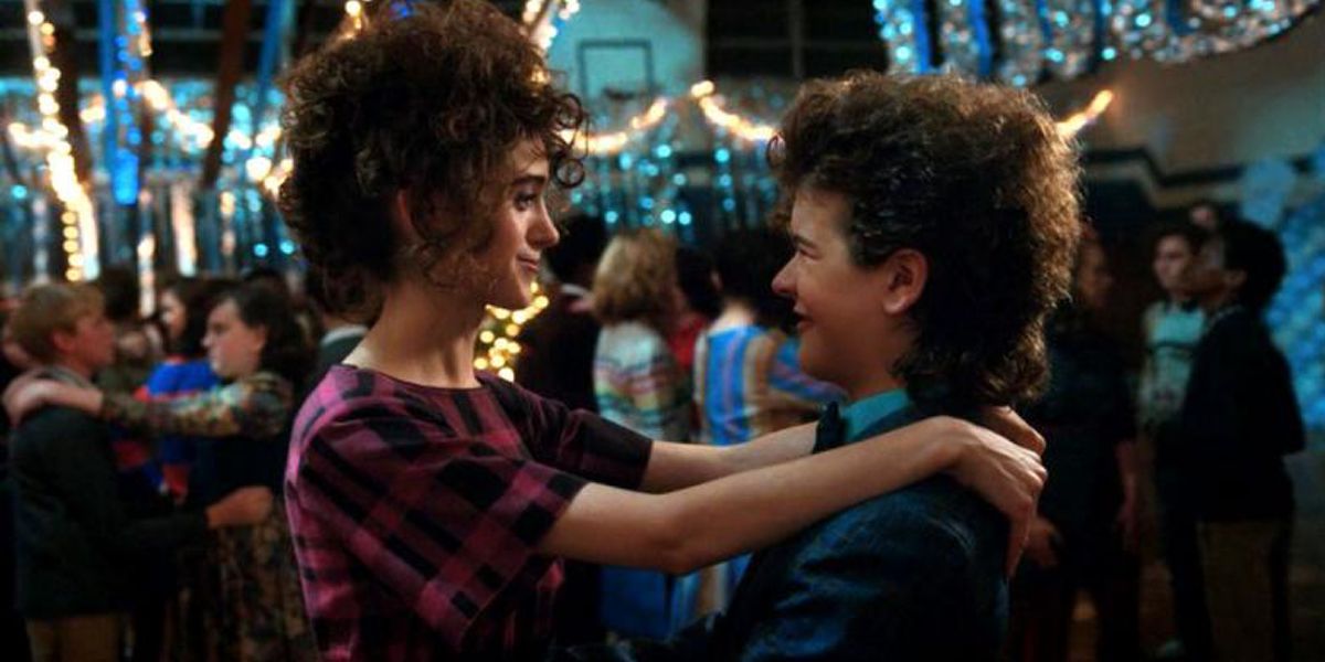 Stranger Things 2 zakończyło się, gdy Nancy (Natalia Dyer) pomogła Dustinowi (Gaten Matarazzo) uratować dzień na szkolnym tańcu