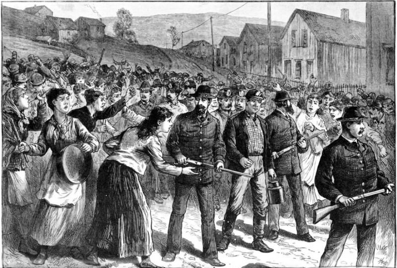   Pinkerton stráže sprevádzajúce chrasty počas štrajku baníkov v roku 1884 v Buchtel Ohio.