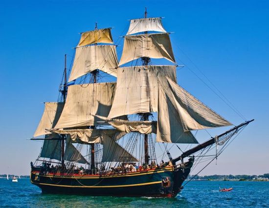 Loď Piráti z Karibiku byla opuštěna kvůli hurikánu Sandy a stala se skutečnou lodí duchů