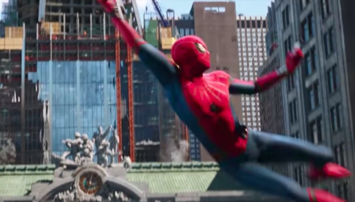 Spider-Man balanceándose frente a la torre de los Vengadores en Spider-Man: Far From Home.