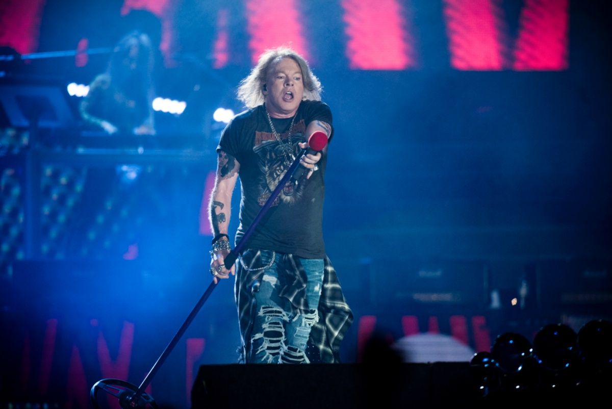 Guns N ’Roses به دلیل لعن های نژادپرستانه و همجنسگرایانه ، یک میلیون از صدور مجدد آلبوم را حذف می کند
