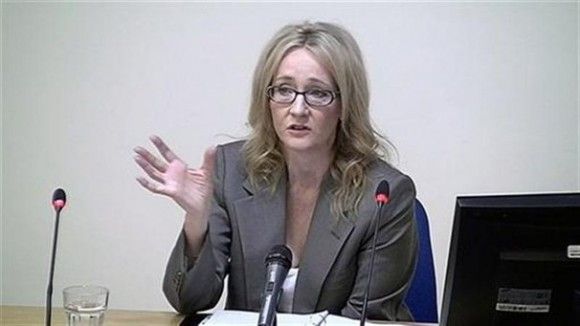 J.K. Déanann Rowling cur síos ar an dúmhál le The Sun during Hacking Testimony