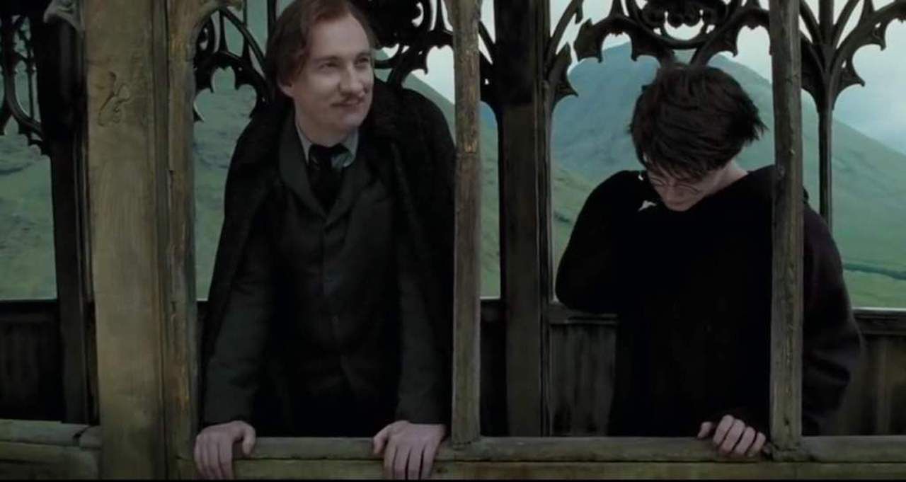 Harry Potter ve Azkaban Tutsağı Harry'nin (Daniel Radcliffe) anne babasını Profesör Lupin'den (David Thewlis) öğrendiğini görür.