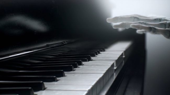 Westworld-тің 2-ші маусымды күткен кездегі фортепианодағы саундтрегін тыңдаңыз