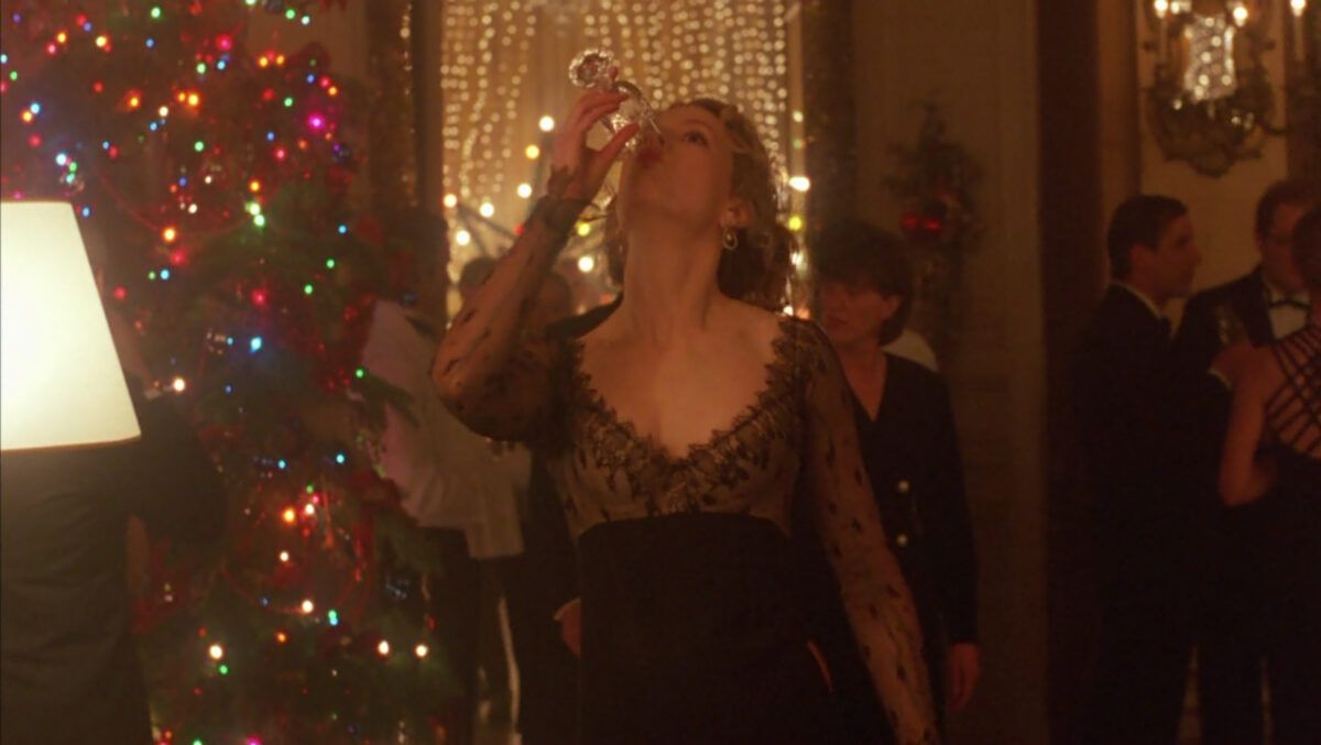 ניקול קידמן שותה שמפניה במסיבת חג המולד בעיניים עצומות