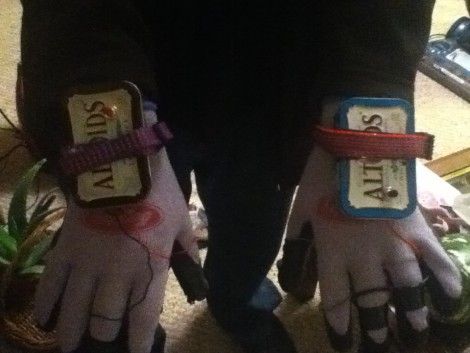 قفازات DIY Stun-Gloves صادمة ، وهي أيضًا قفازات DIY Stun-Gloves