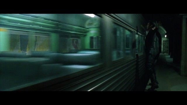 Neo esquiva el tren subterráneo