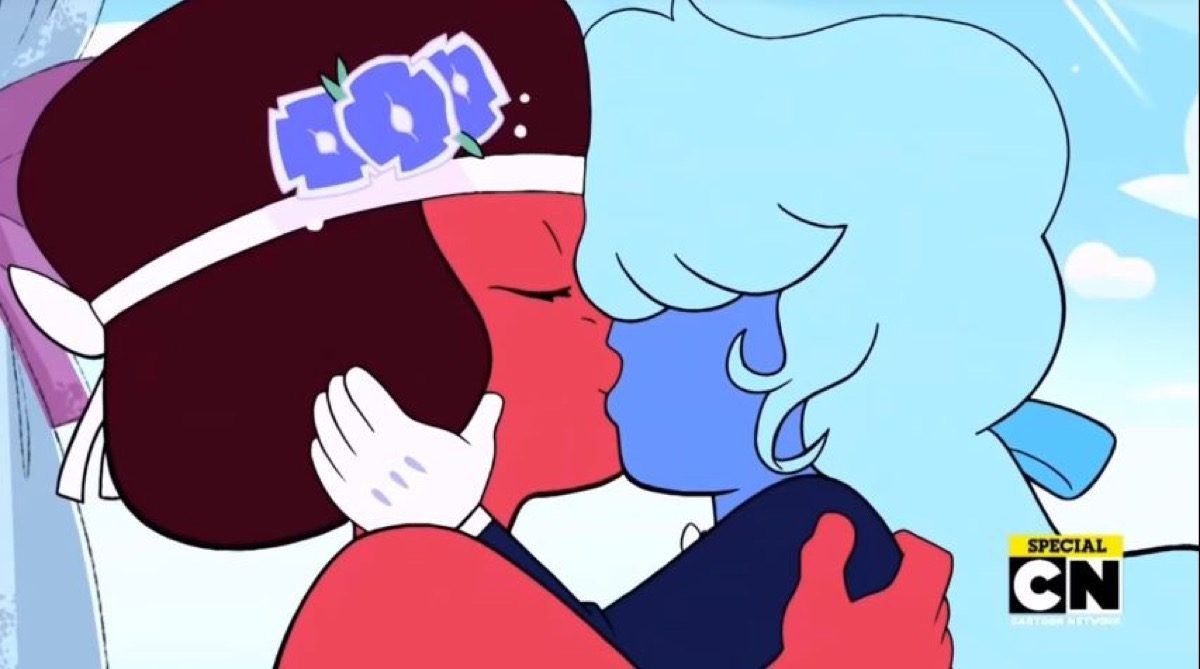 Ruby ve Sapphire, Steven Universe'deki düğünlerinde öpüşürler.