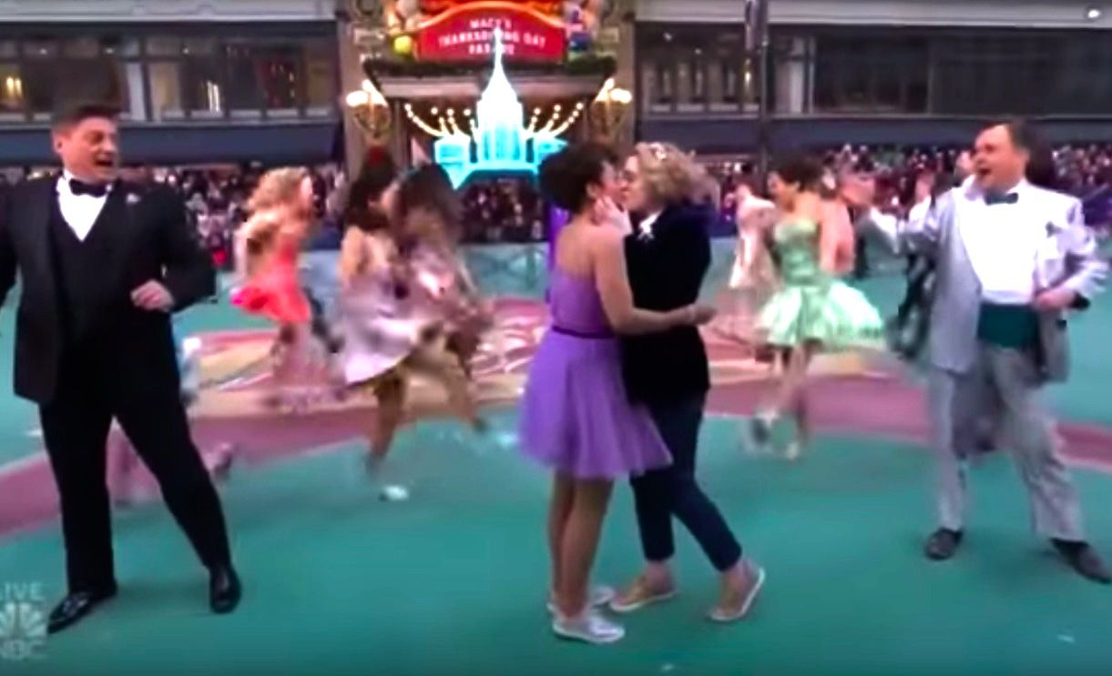 We zijn enthousiast over de eerste lesbische kus op Macy's Thanksgiving-parade, zelfs als conservatieven er boos over zijn