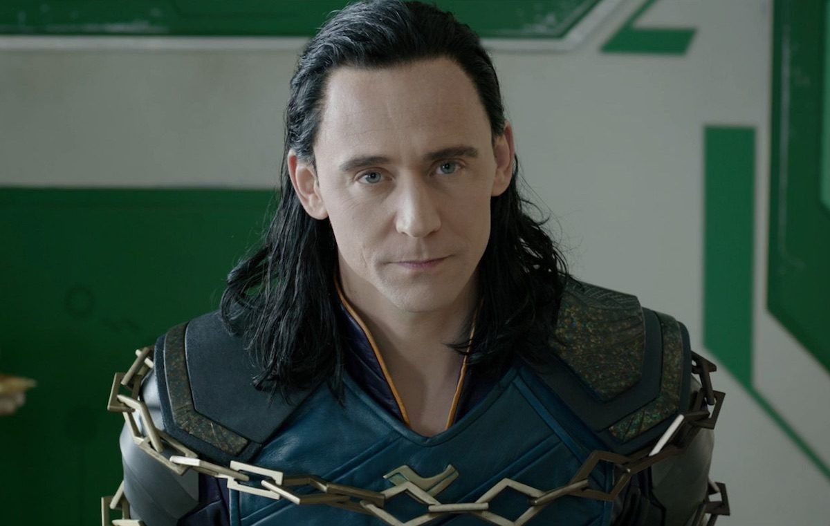Tom Hiddleston이 Loki의 출연진과 제작진에게 Loki 캐릭터의 역사에 대한 강의를 제공했습니다.