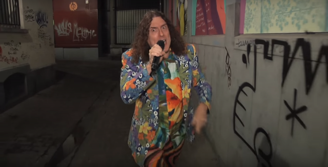 Weird Al Yankovic- ը թողարկում է գերհմայիչ կենդանի երաժշտական ​​տեսահոլովակ Tacky- ի համար