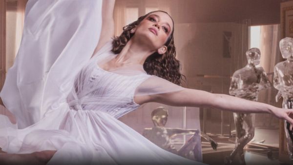 Recenzia mysteriózneho filmu „Tanec na skle“ (2022) a vysvetlený koniec
